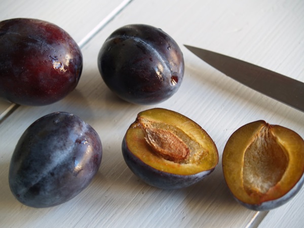 Så brygga sylt från en plommon med en sten och pitted - enkla recept