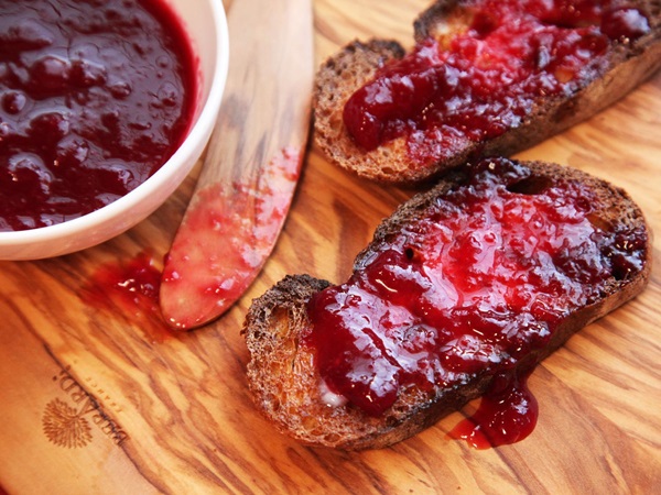 Så brygga sylt från en plommon med en sten och pitted - enkla recept