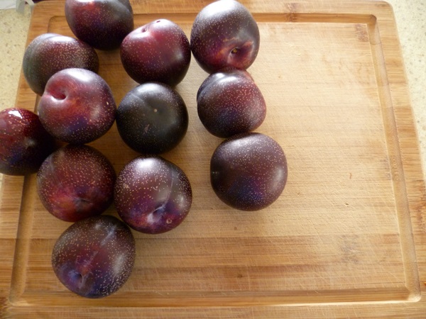 Så brygga sylt från en plommon med en sten och pitted - enkla recept