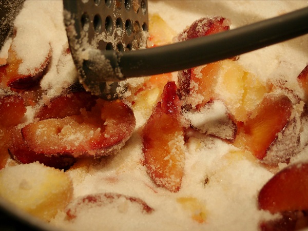 Så brygga sylt från en plommon med en sten och pitted - enkla recept