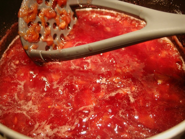 Så brygga sylt från en plommon med en sten och pitted - enkla recept