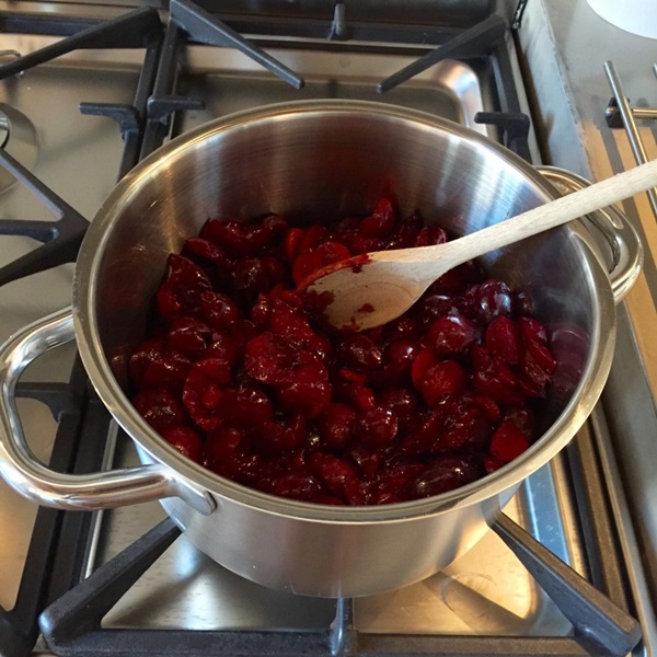 Så brygga sylt från en plommon med en sten och pitted - enkla recept