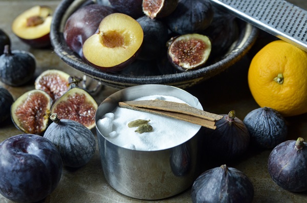 Så brygga sylt från en plommon med en sten och pitted - enkla recept