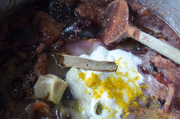 Så brygga sylt från en plommon med en sten och pitted - enkla recept