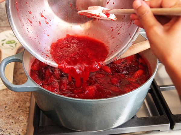 Så brygga sylt från en plommon med en sten och pitted - enkla recept