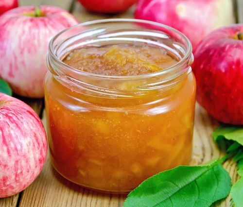 Jam från äpplen och valnötter i en multivark