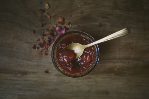 Aromatisk sylt från äpplen med kanel