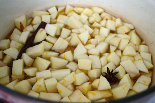 Aromatisk sylt från äpplen med kanel