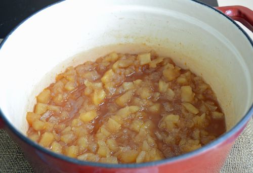 Aromatisk sylt från äpplen med kanel