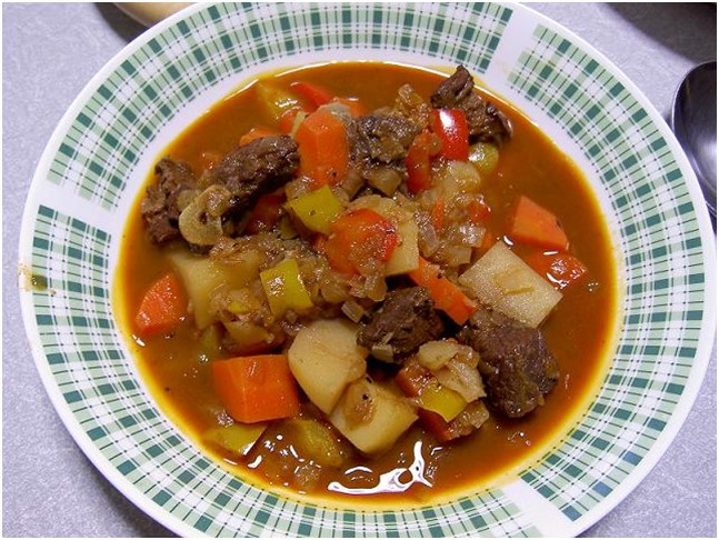 goulash i en tallrik