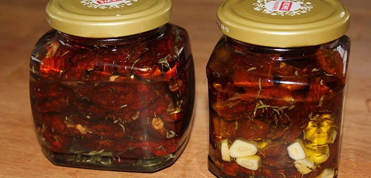 Förrätt av röda och gröna tomater för vintern - recept fingrar slicka