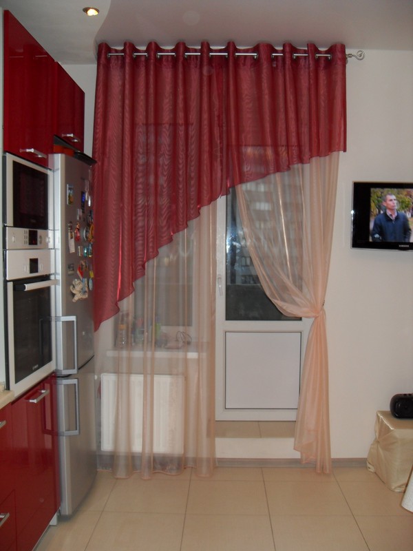Moderna gardiner i köket med ett foto