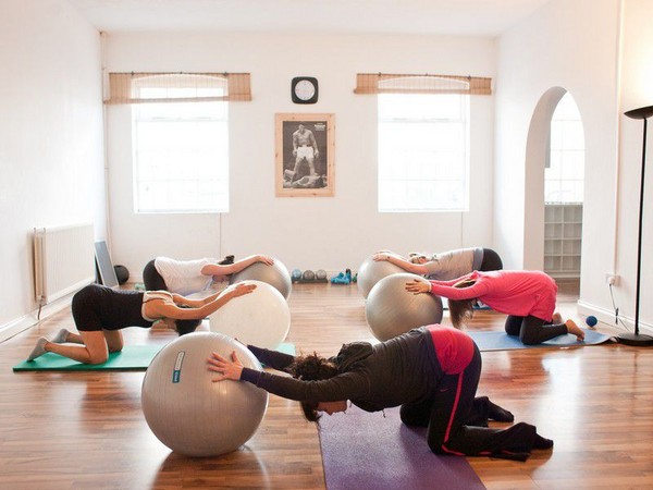 Effektiv gymnastik för gravida kvinnor på fitball
