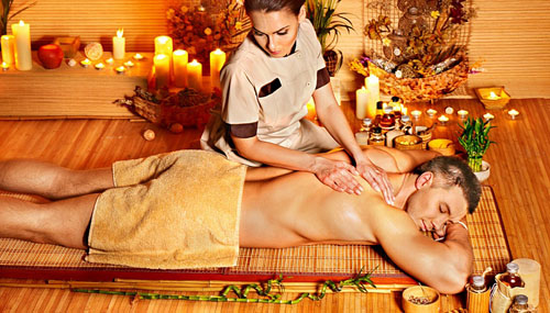 Hur man gör en avslappnande ryggmassage för män